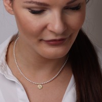 Weiße Perlenkette aus echten Süßwasser-Perlen mit kleinem Anhänger Blüte 3
