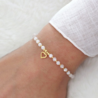 Filigranes Armband aus weißen Mondsteinen mit kleinem Herz Silber vergoldet - Armband Mondstein
