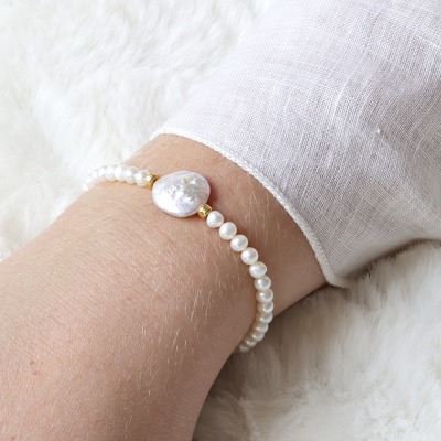 Armband aus winzigen Süßwasserperlen mit einer Coin-Perle - Perlenarmband aus echten Zuchtperlen
