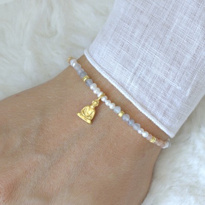 Filigranes Armband aus Mondstein und echten Perlen mit einem kleinen Buddha, Silber oder Gold