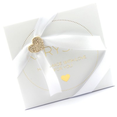 Geschenkverpackung mit Herz - Weißes Band mit einem kleinen Herz