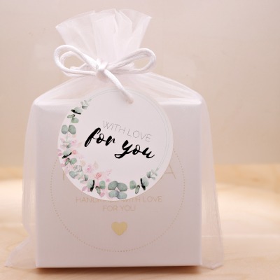 Geschenkverpackung with Love - Rosa Seidenpapier mit einem Geschenkanhänger