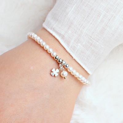 Glücks-Armband aus echten Perlen mit Kleeblatt Silber Glücksbringer-Geschenk für Frauen und Mädchen - Umfang ca 18 cm