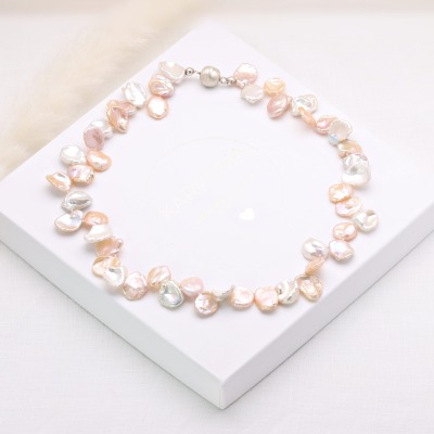 Collier aus Süßwasser-Keshi-Perlen der Klasse AA - Keshi-Perlencollier Farbe weiß rosè und lachs