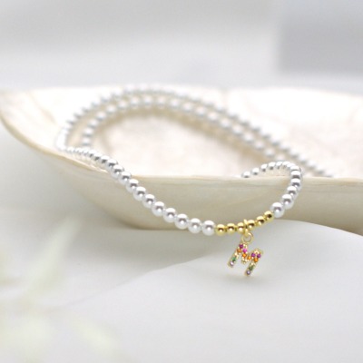 Filigrane Perlenkette aus Muschelkernperlen Gold oder Silber, Buchstabe Initial Anhänger, Charm