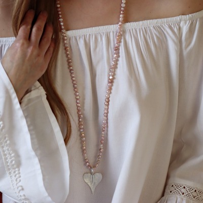 Lange Perlenkette aus echten Süßwasser-Perlen rosè mit einem Herz aus Silber, schönes Geschenk -