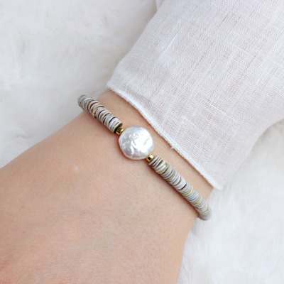 Armband aus grauen Muschelperlen mit Coin-Perlen - Muschelarmband grau mit Coin-Perle