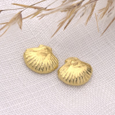 Kleine Ohrstecker Muschel, 925er Silber oder 18 Karat Gold plattiert - Ohrstecker Lebensblume