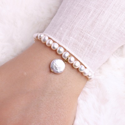 Armband aus echten Perlen mit Coin-Perle - Perlenarmband aus echten Zuchtperlen mit Anhänger Coin-Perle
