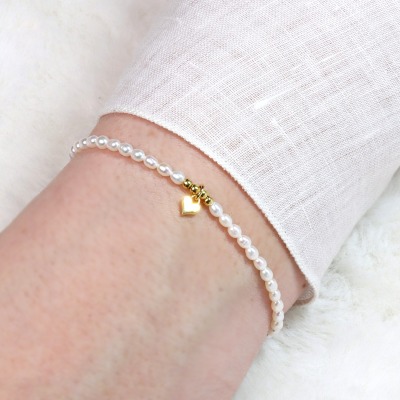 Filigranes Perlenarmband weiß mit einem kleinen Herzchen - Verstellbares Armband aus echten Perlen