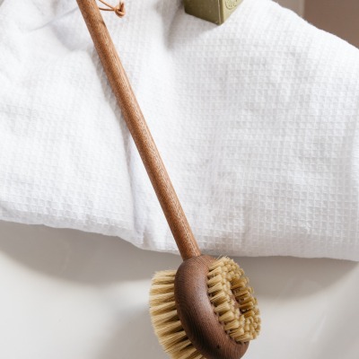 Körperbürste mit langem Griff aus Esche - Handgefertigte Körperbürste aus der französischen