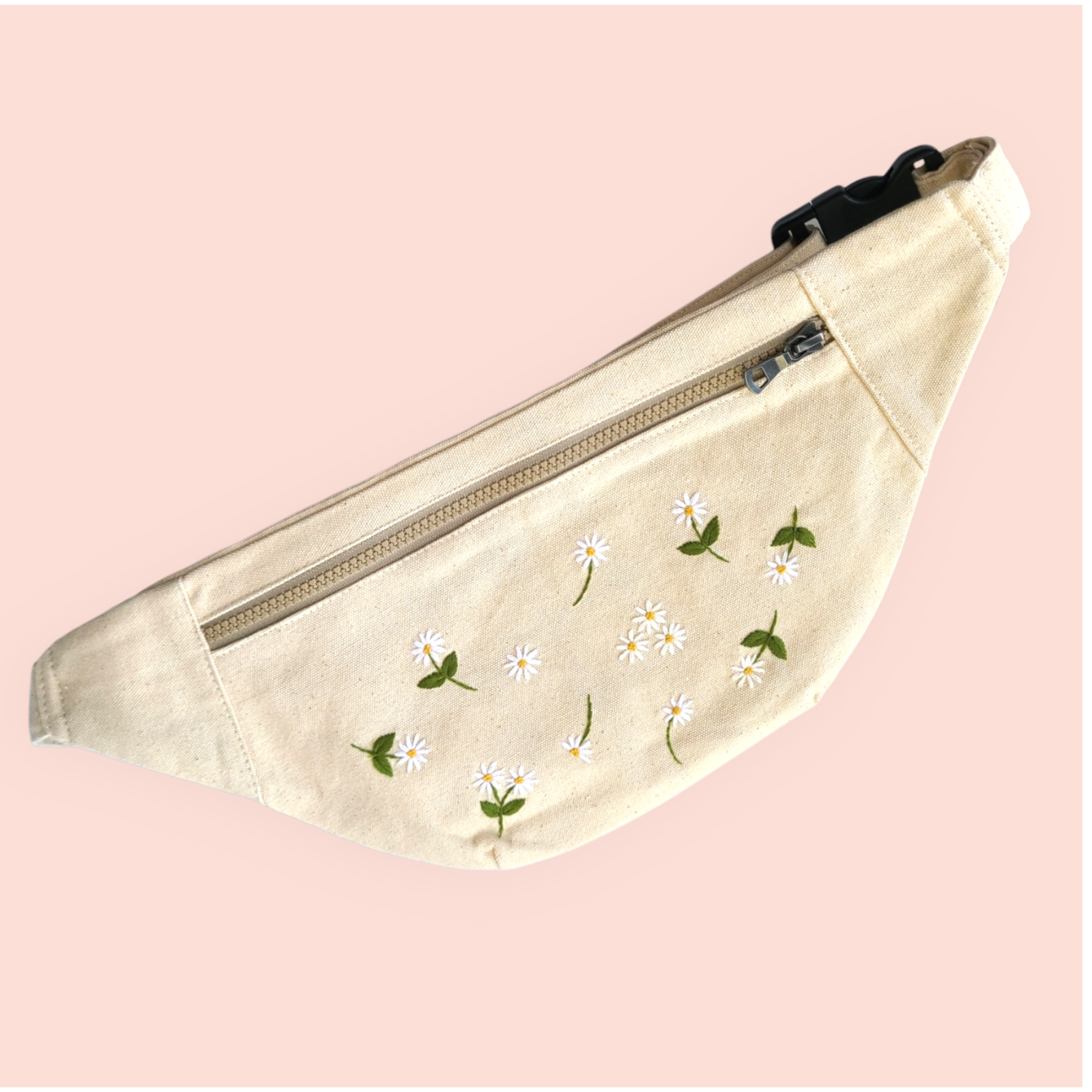 Fanny bag with embroidered daisy