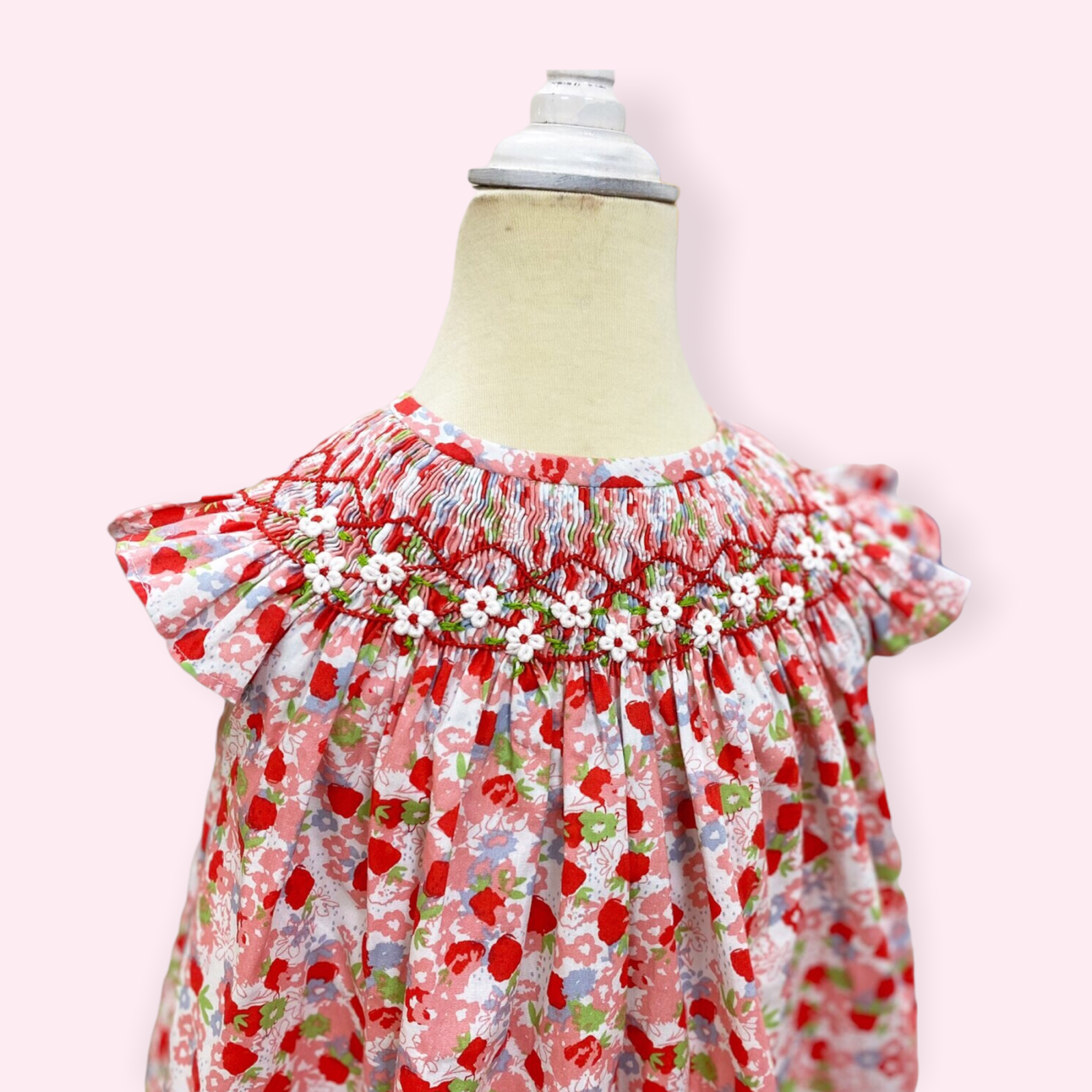 Erdbeere gesmoktes Kleid mit weißen handbestickten Blumen 3