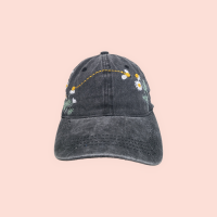 Baseball cap with hand-embroidered daisy 2