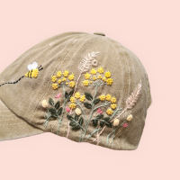 Baseball cap with hand-embroidered wild flowers 3