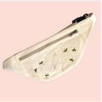 Fanny bag with embroidered daisy