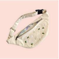 Fanny bag with embroidered daisy 2