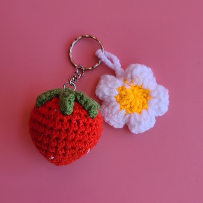 Gehäkelte Erdbeere und Blume Schlüsselanhänger