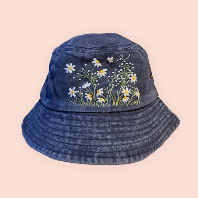 Bucket hat with hand-embroidered daisy flowers