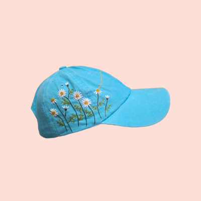 Baseball cap with hand-embroidered daisy