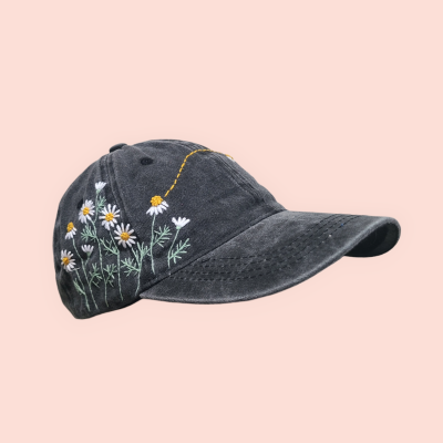 Baseball cap with hand-embroidered daisy