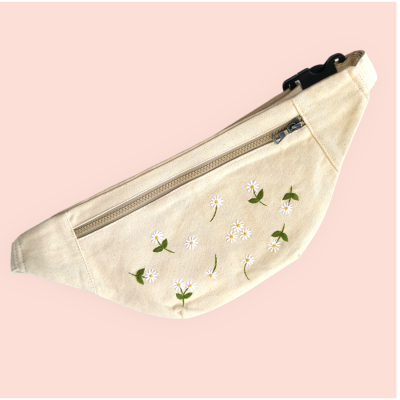 Fanny bag with embroidered daisy