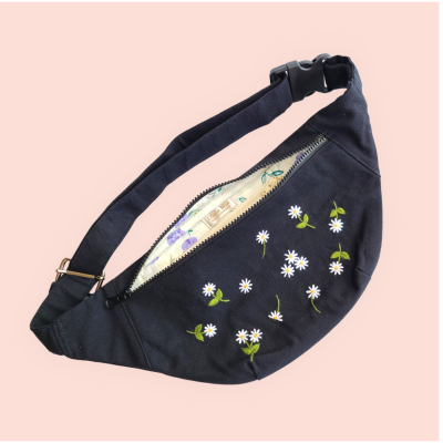 Fanny bag with embroidered daisy