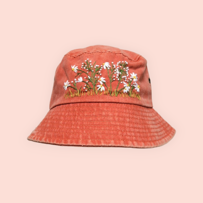 Bucket hat with hand-embroidered daisy flowers
