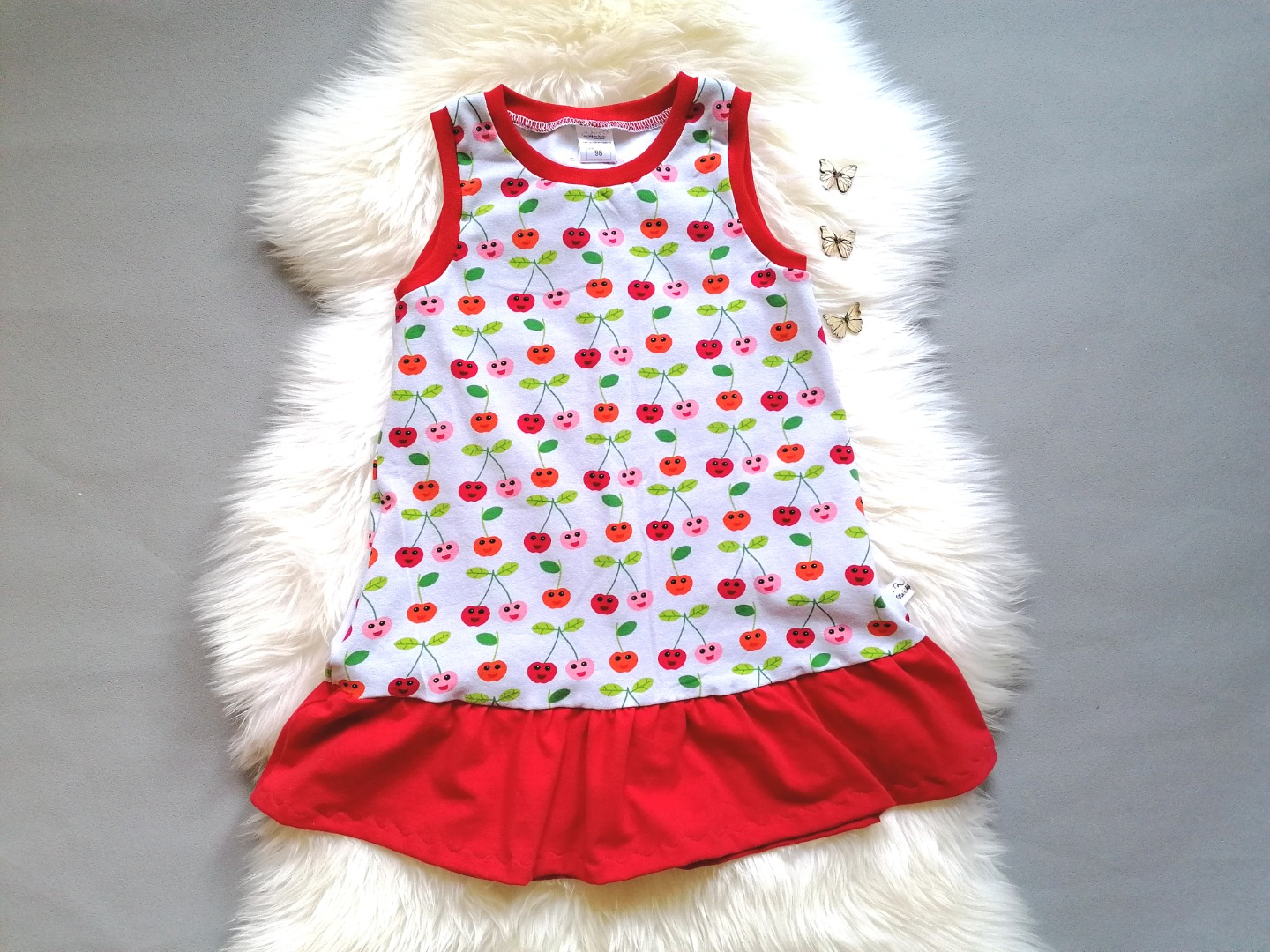 Baby Kind Trägerkleid mit Rüsche Kirschen grau rot in Wunschgröße 56 bis 98
