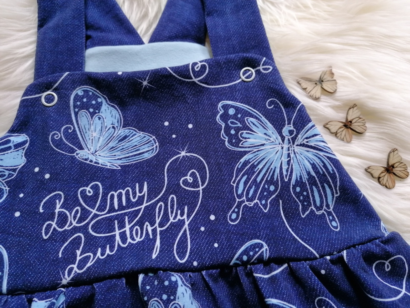 Baby Kind Latzrock für Mädchen Schmetterlinge Jeansoptik blau hellblau weiß Größe 56 bis 128 Latzkleid mit verstellbaren Trägern 2