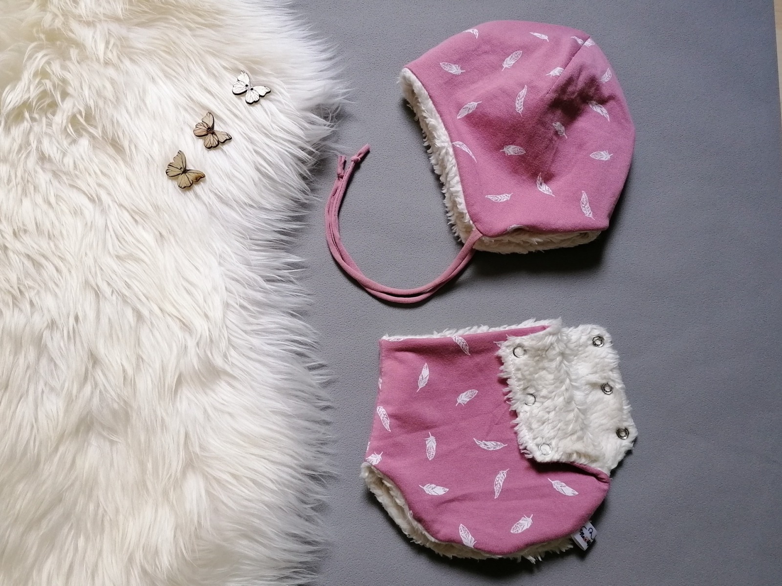 Baby Kind Set Bindemütze und Halssocke klassisch oder zum Knöpfen mit Jersey- Plüsch- oder Fleecefutter Federn Rosa Babymütze zum Binden