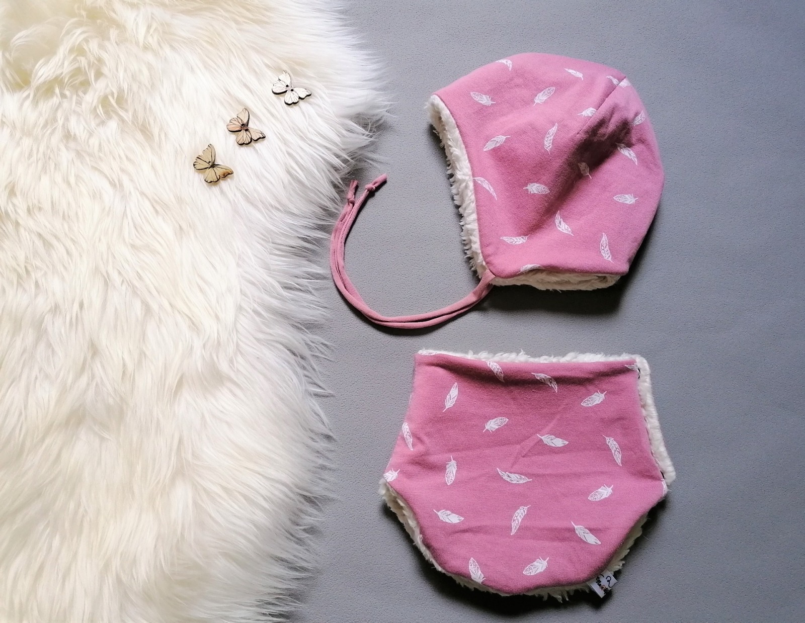 Baby Kind Set Bindemütze und Halssocke klassisch oder zum Knöpfen mit Jersey- Plüsch- oder Fleecefutter Federn Rosa Babymütze zum Binden 2