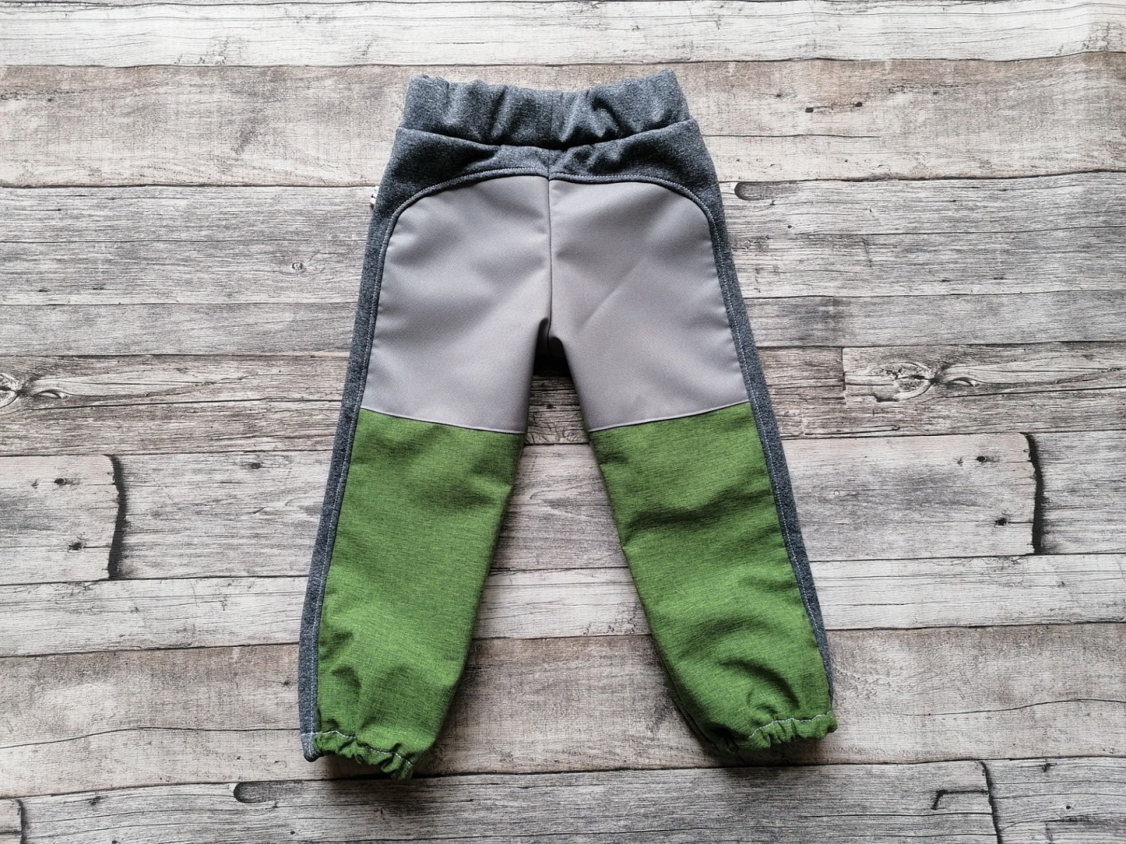 Softshellhose für Babys und Kinder mit Cordura-Belegen an Knie und Po Grün-meliert Grau ideal für