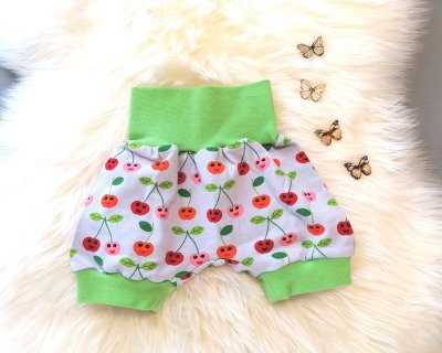 Baby Kind kurze Pumphose mit Kirschen in Wunschgröße erhältlich Größe 56-116 mitwachsende Sommerhose - kurze Hose für Baby und Kind mit weichen Bündchen
