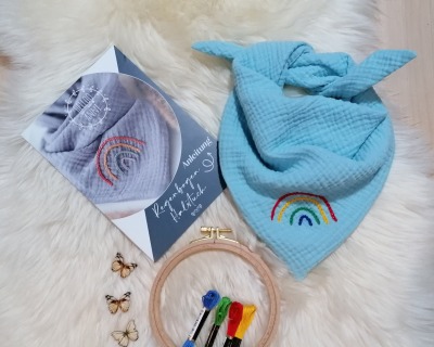 Stickanleitung als Heft Halstuch mit handgesticktem Regenbogen für Babys Kinder und Erwachsene von