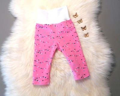 Leggings in 2 Längen Wimpelkette rosa beere türkis lila weiß in Größe 56 bis 104 Babyhose Babyleggings Caprileggings Baby - Babyleggings in 2 Längen mit kleinen Wimpelketten - erhältlich in 2 Farben