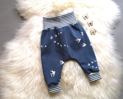 Baggypants Pumphose Mitwachshose Baby Kind Schwalben jeansblau in Wunschgröße 44 bis 92 - Baggypants mit kleinen Schwalben und Ringelbündchen