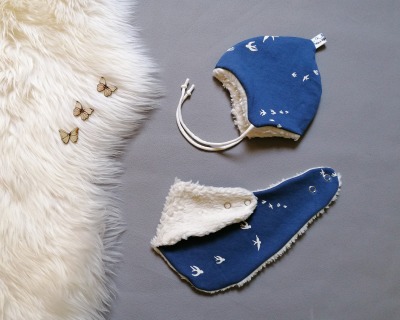 Baby Kind Set Mütze zum Binden und Halstuch mit Jersey- Plüsch- oder Fleecefutter Schwalben jeansblau weiß Babymütze zum Binden - kuscheliges Accessoires-Set für den Winter