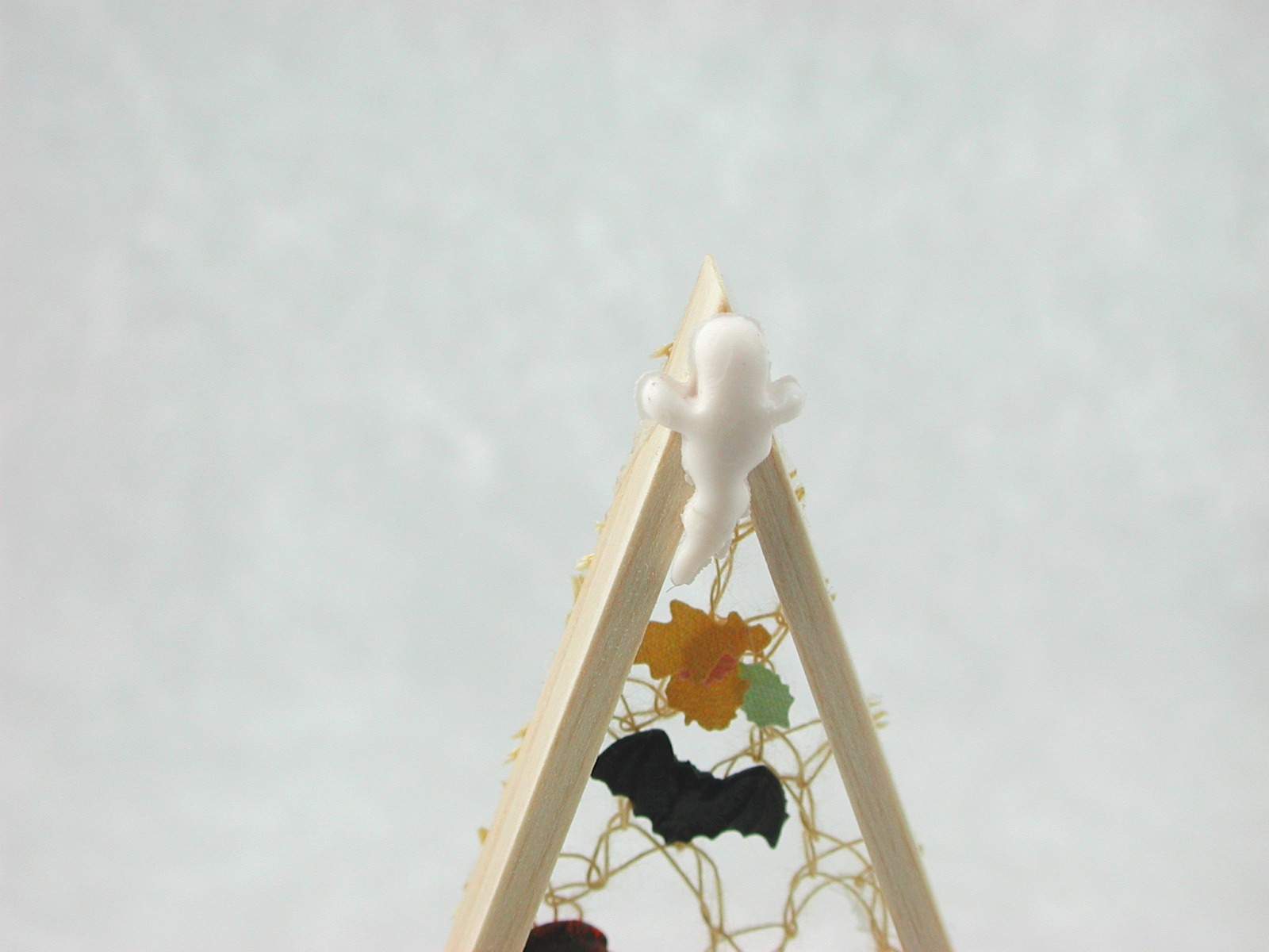 Dreieck aus Holz mit Kürbis, Kerze , Geist, Kröte und Herbstlaub zur Dekoration in der Puppenstube