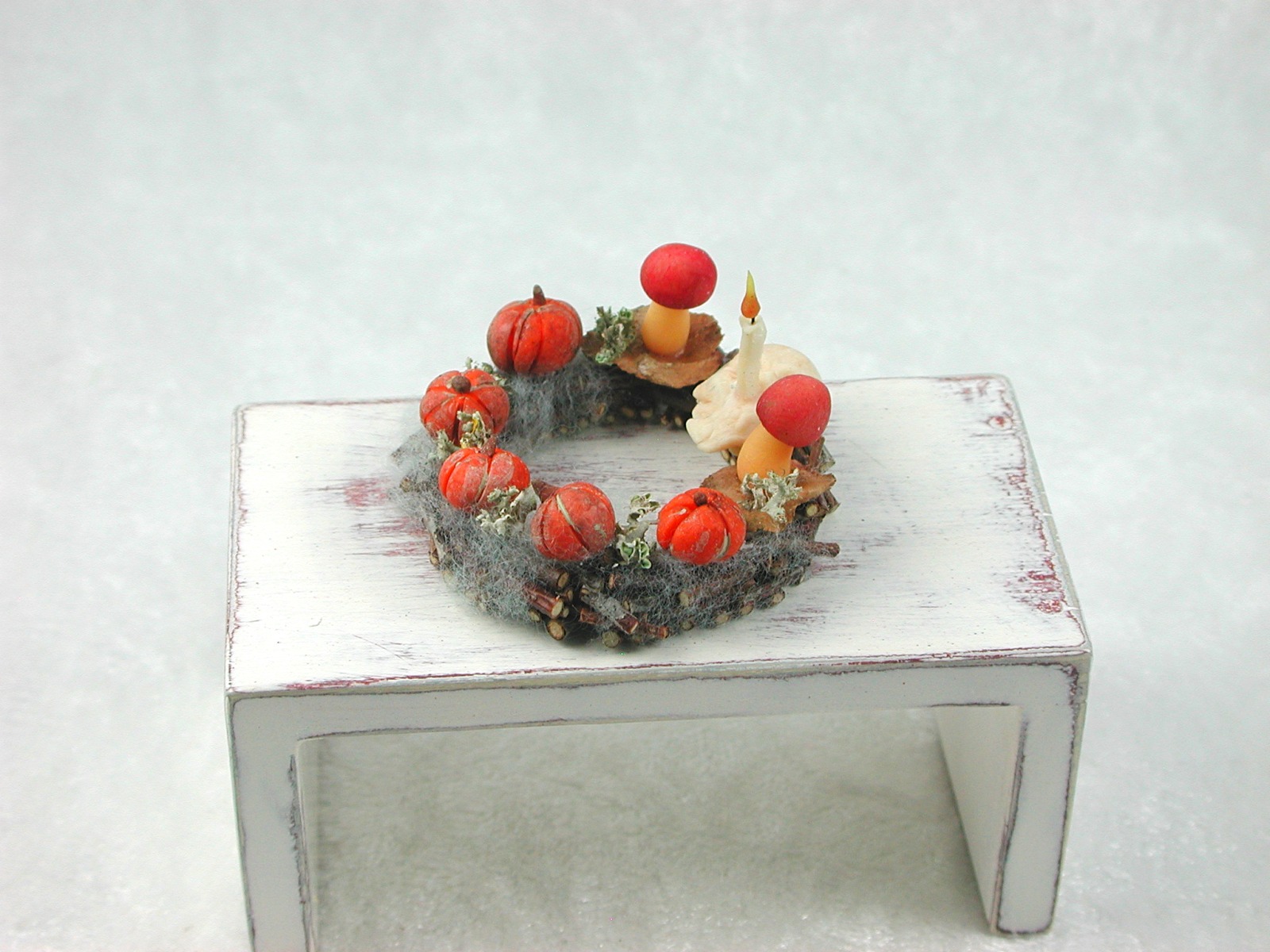 Kranz aus Holz mit Kürbissen, Totenkopf , Kerze, Pilze, Dekoration im Puppenhaus 2