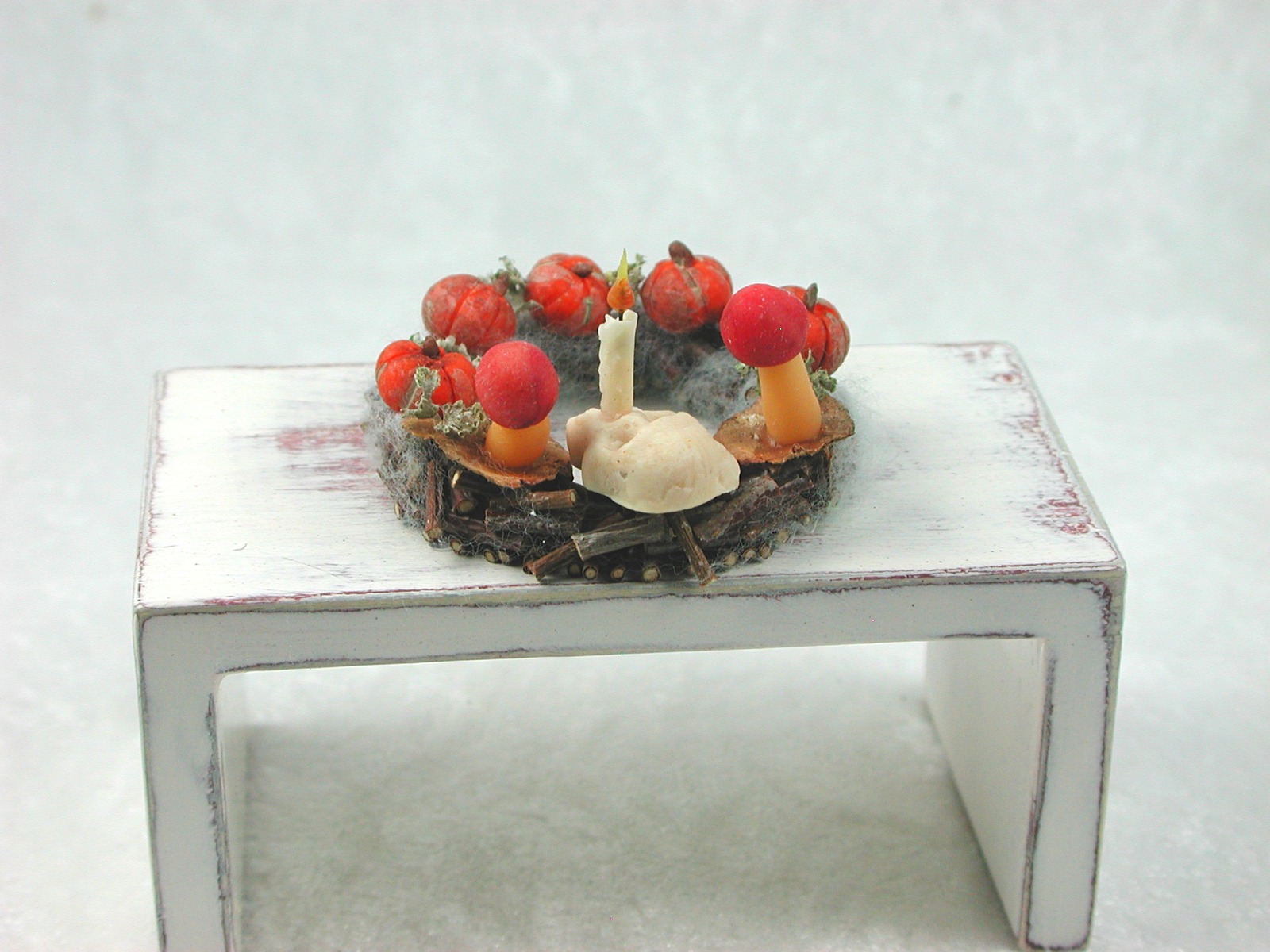 Kranz aus Holz mit Kürbissen, Totenkopf , Kerze, Pilze, Dekoration im Puppenhaus 4