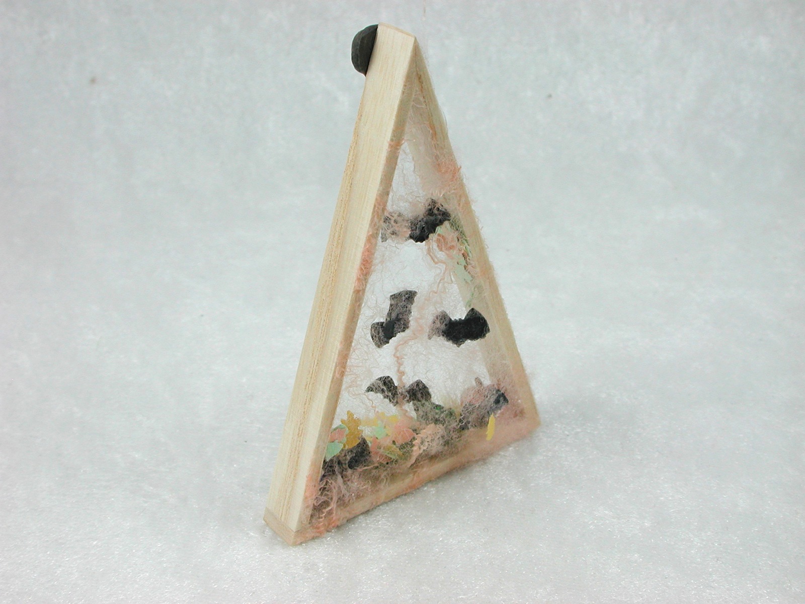 Dreieck aus Holz mit Kürbis, Gnom, Kröte und Herbstlaub zur Dekoration in der Puppenstube 4