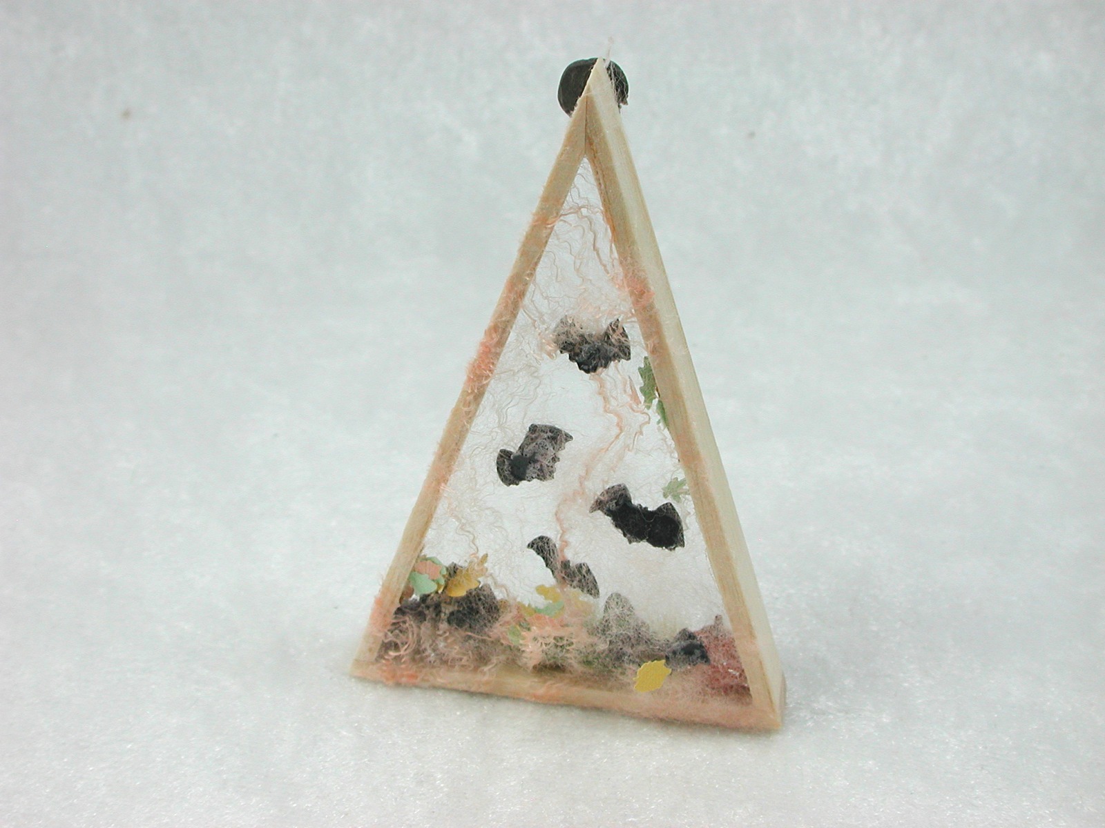 Dreieck aus Holz mit Kürbis, Gnom, Kröte und Herbstlaub zur Dekoration in der Puppenstube 5