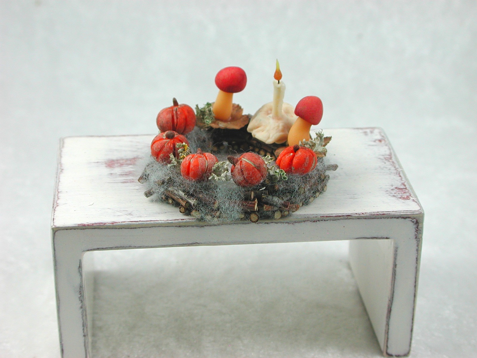 Kranz aus Holz mit Kürbissen, Totenkopf , Kerze, Pilze, Dekoration im Puppenhaus 6