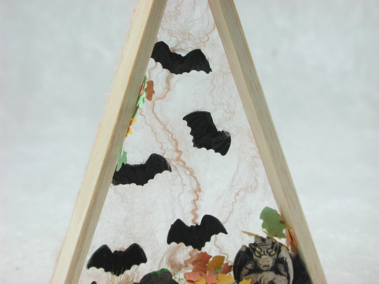 Dreieck aus Holz mit Kürbis, Gnom, Kröte und Herbstlaub zur Dekoration in der Puppenstube 9