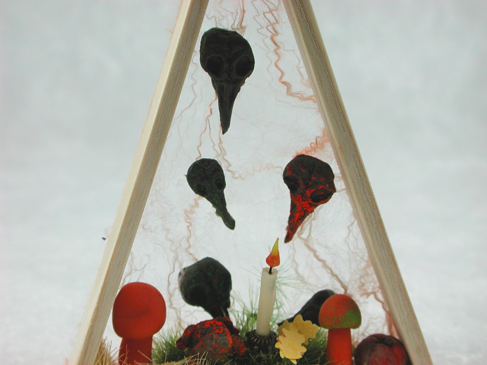 Dreieck aus Holz mit Kürbis, Pilze, Kröte und Herbstlaub zur Dekoration in der Puppenstube 5