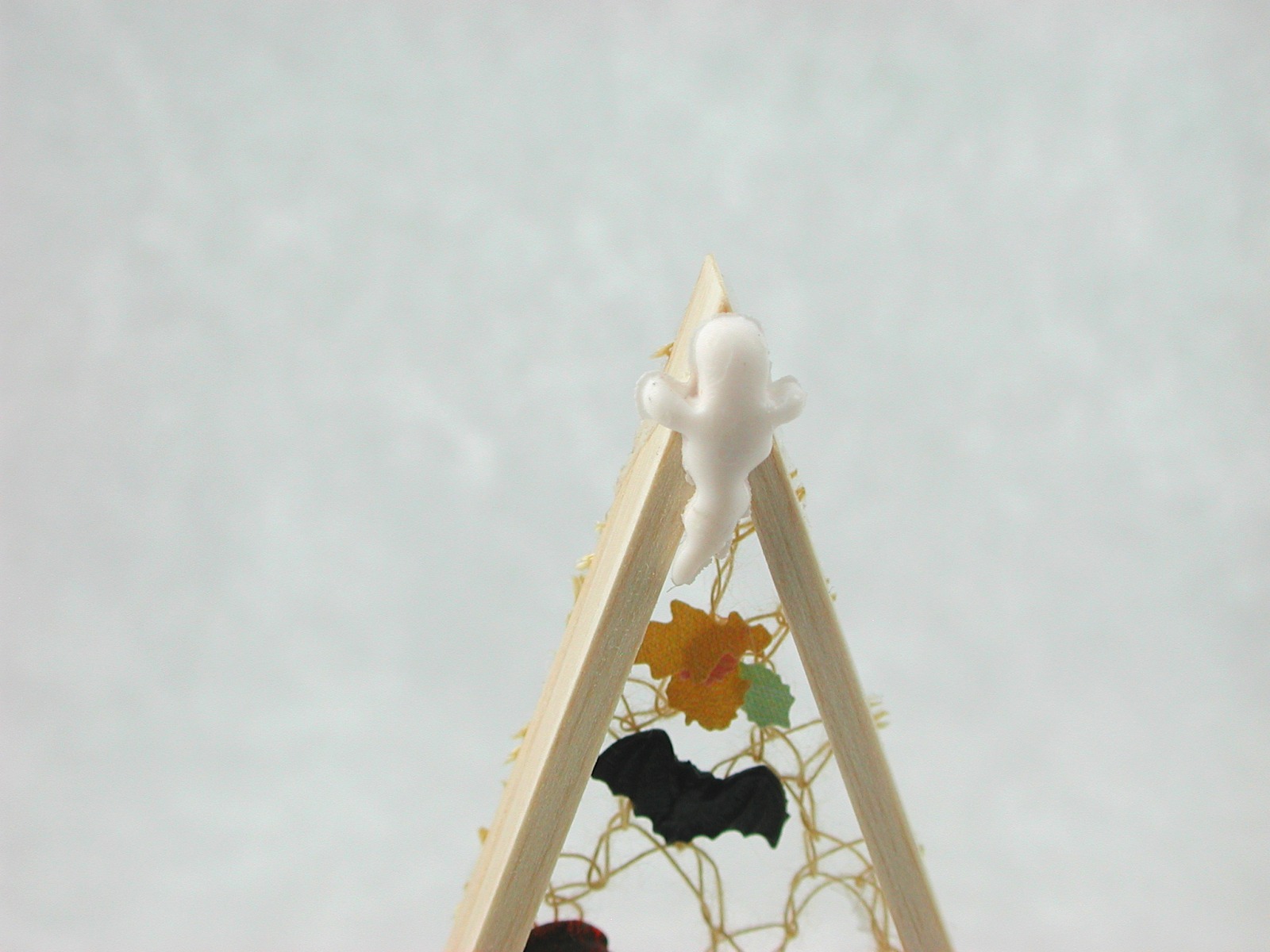 Dreieck aus Holz mit Kürbis, Pilze, Kröte und Herbstlaub zur Dekoration in der Puppenstube 8