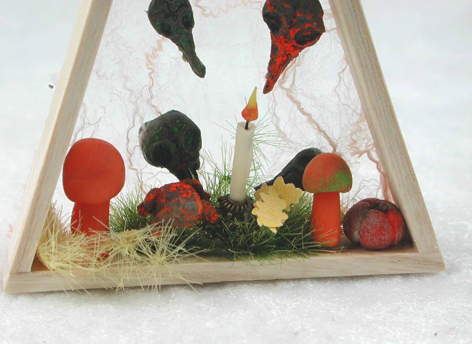Dreieck aus Holz mit Kürbis, Pilze, Kröte und Herbstlaub zur Dekoration in der Puppenstube 4