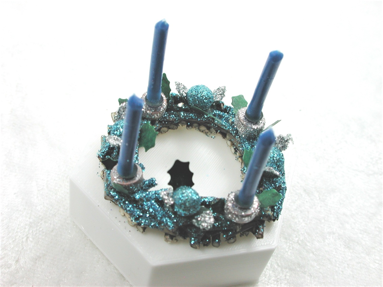Adventskranz aus Holz mit echten blauen Kerzen im Kerzenhalter und in blau gehaltene Dekoration 4