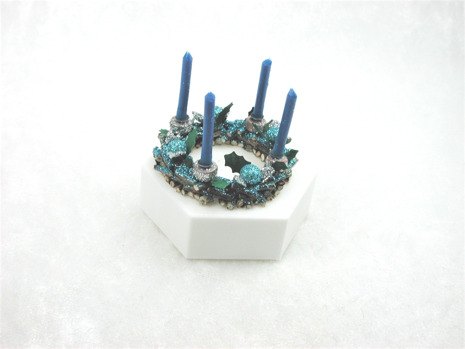 Adventskranz aus Holz mit echten blauen Kerzen im Kerzenhalter und in blau gehaltene Dekoration 7